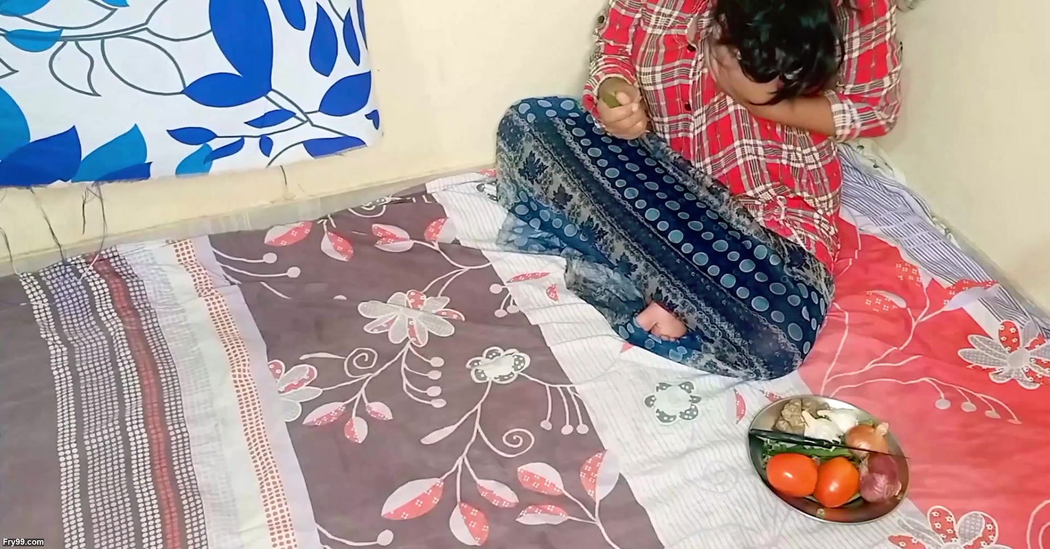 Kamwalibai Ko Choot me Bhindi Chusate Dekha Mailk Ne Fir Use Damki Dekar Choot Mari