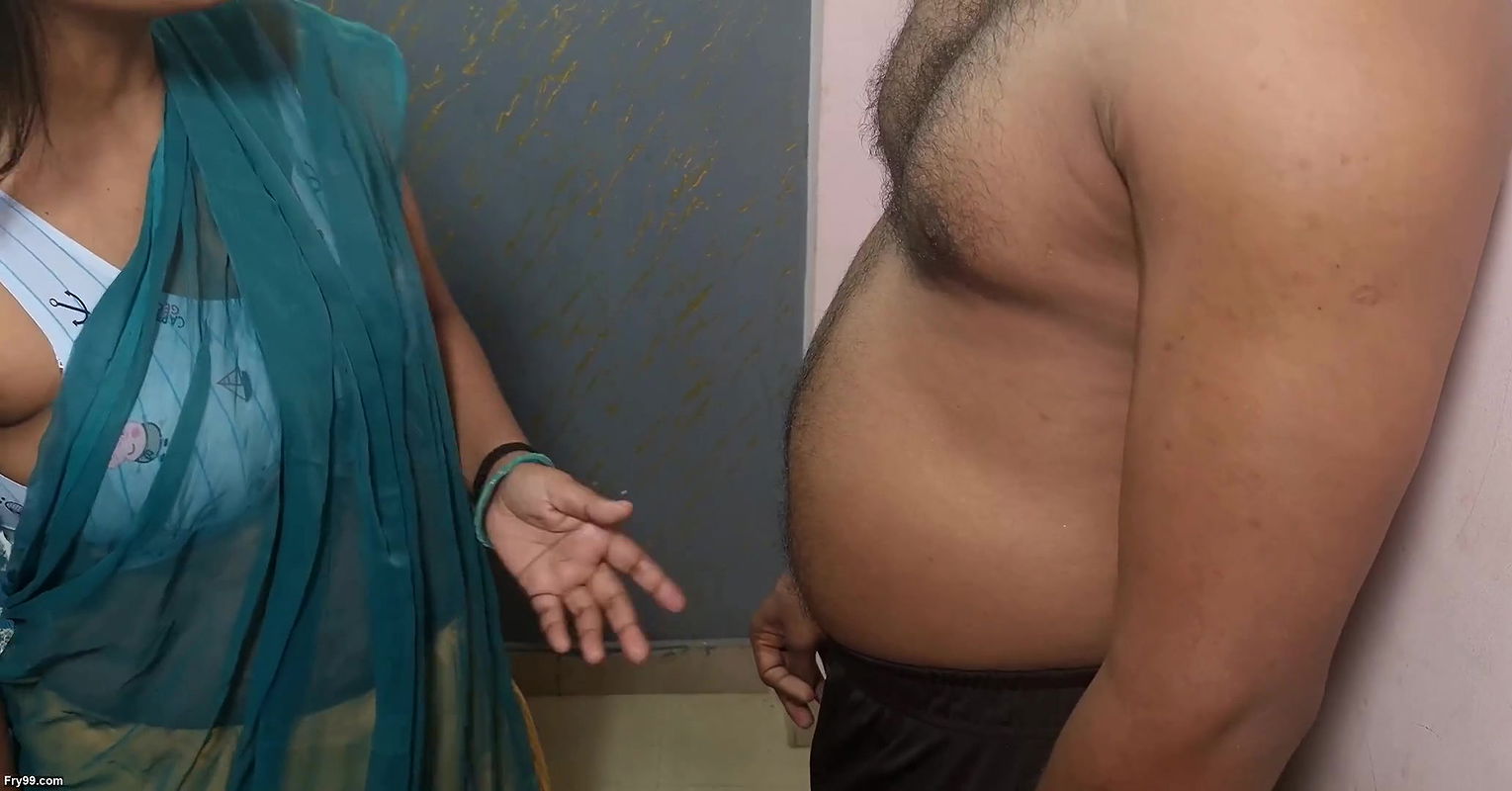 Bhabhi came for room rent got her pussy fucked by the landlord to reduce the rent