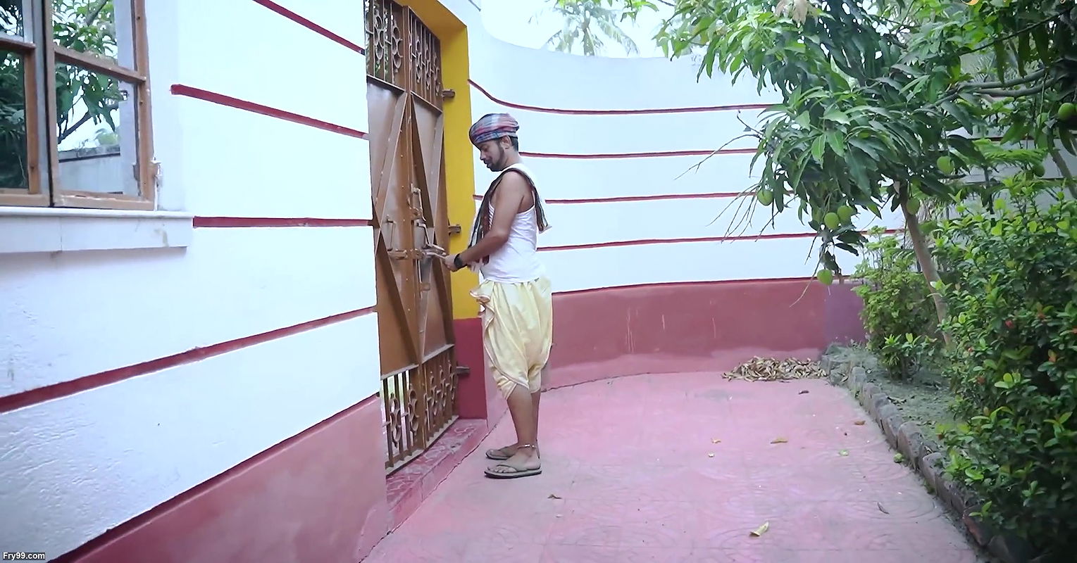 A milkman fucked hard to the stranger woman while she was alone in the home