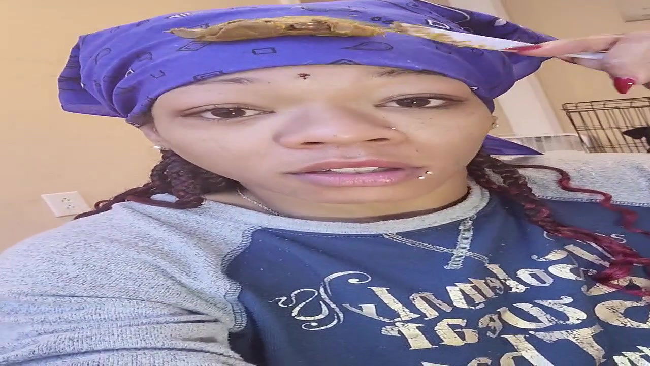 UniQueen21 – Uni”Ella smearing shit