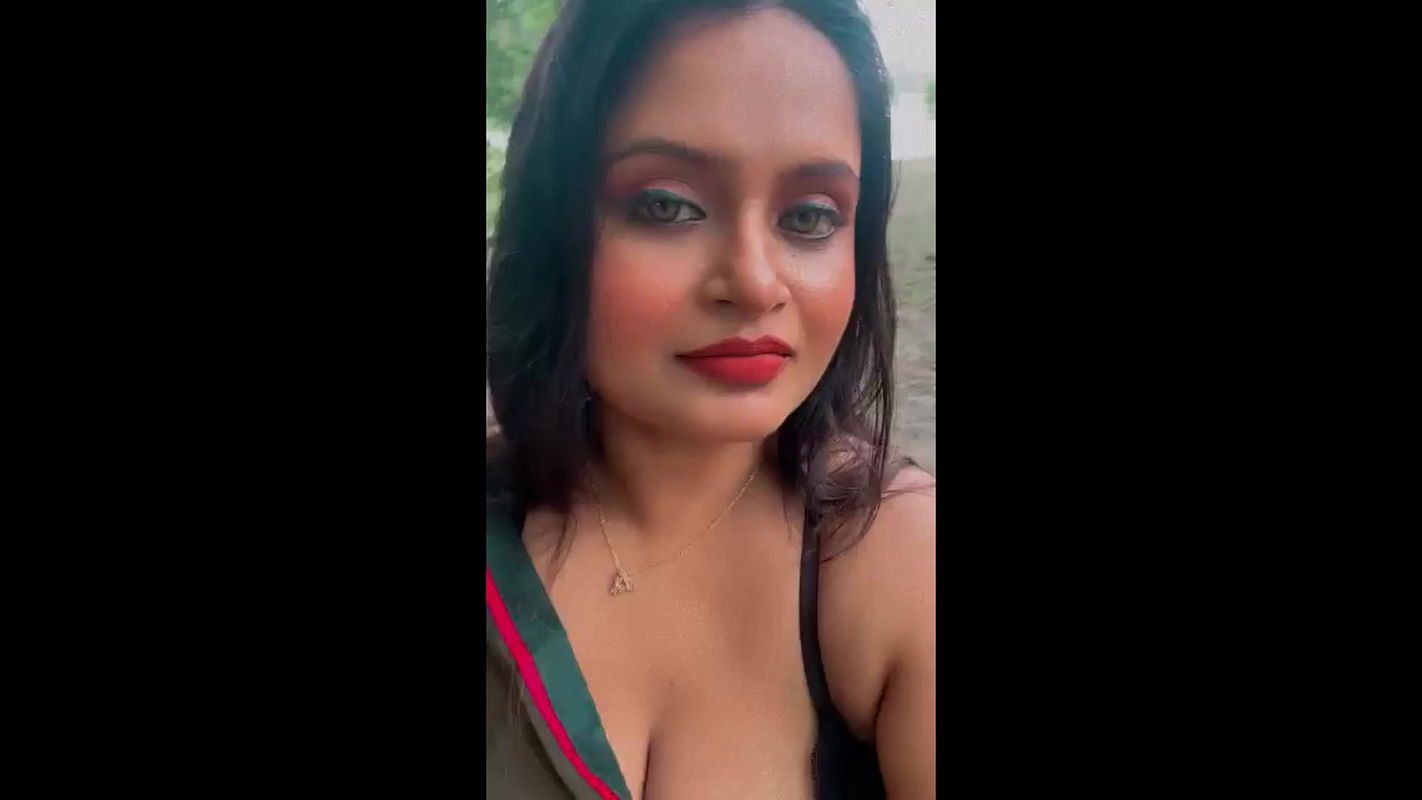 BBW Model tania Takes Off Her Bathrobe and Shows Nude