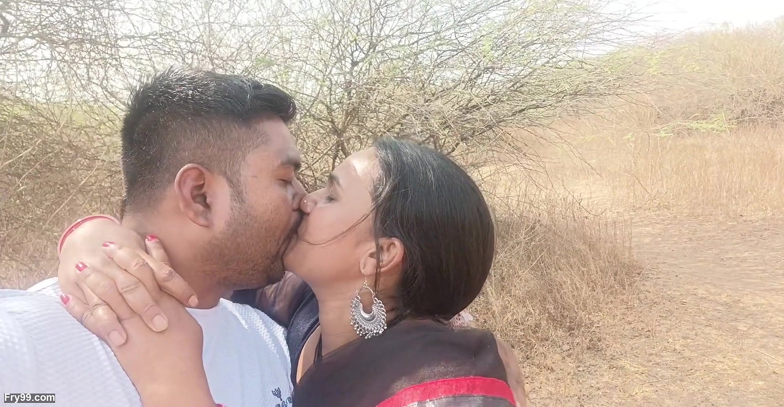 Desi indian Marathi kavita bhabhi fuck with Tatya boyfriend in jungle , riding on dick like whore , give good job in Saree