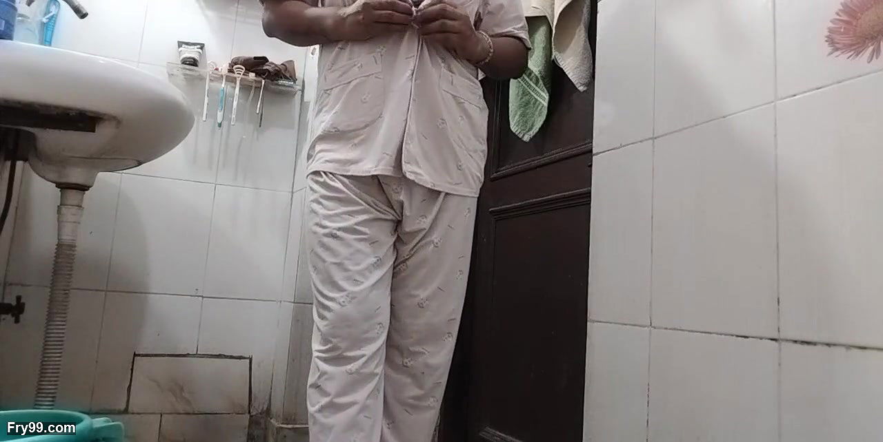 Desi Mona Bhabhi Bathroom MMS video