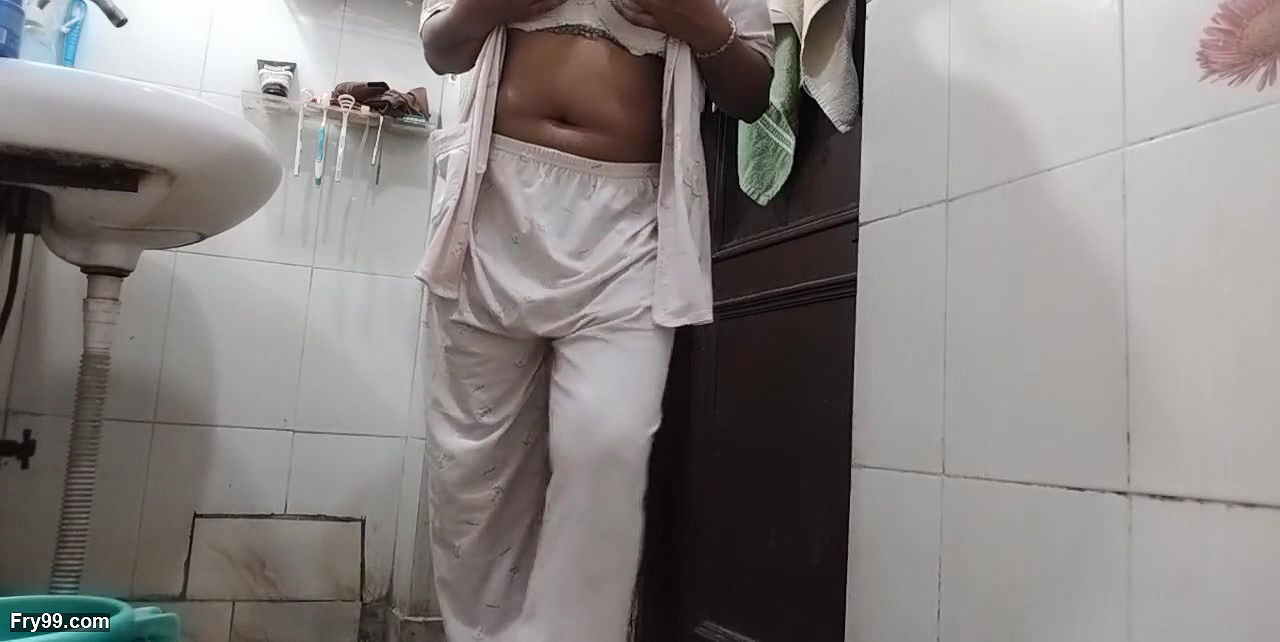 Desi Mona Bhabhi Bathroom MMS video