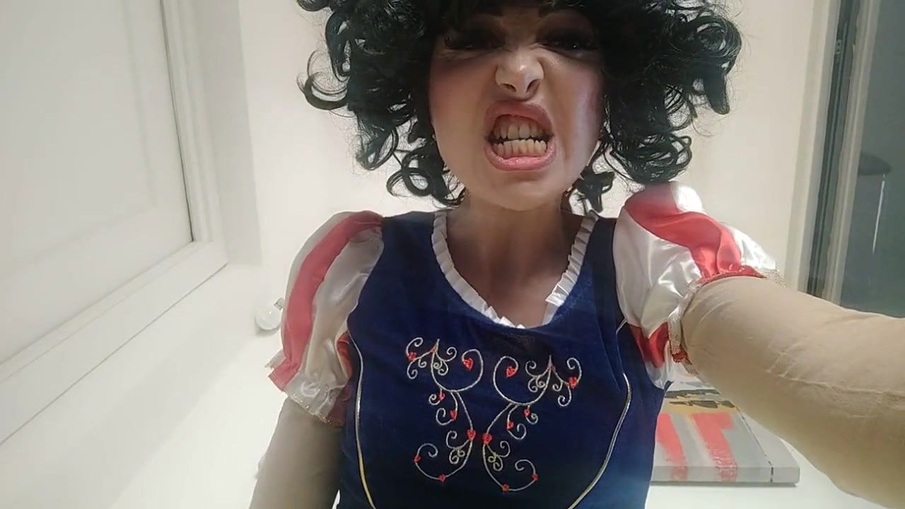 Snow White divore you, stupid dwarf