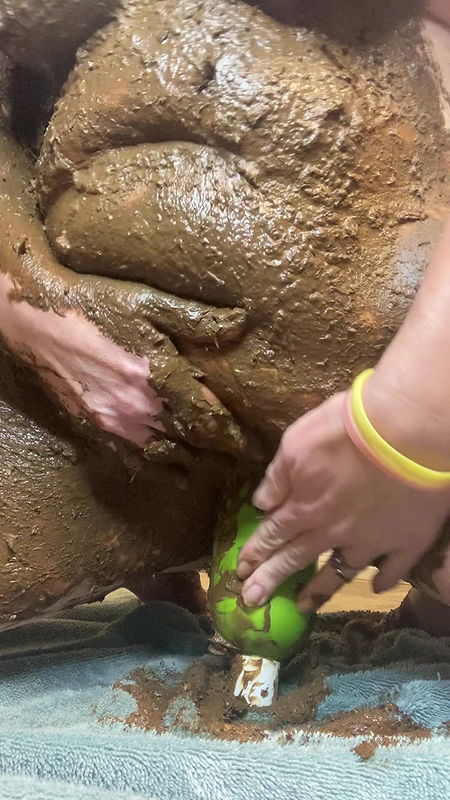 Allura Poop Covered fucking a Big bottle