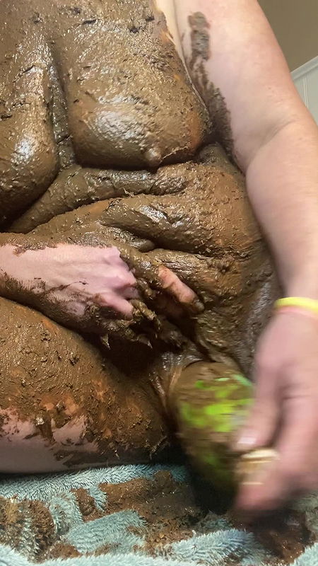 Allura Poop Covered fucking a Big bottle