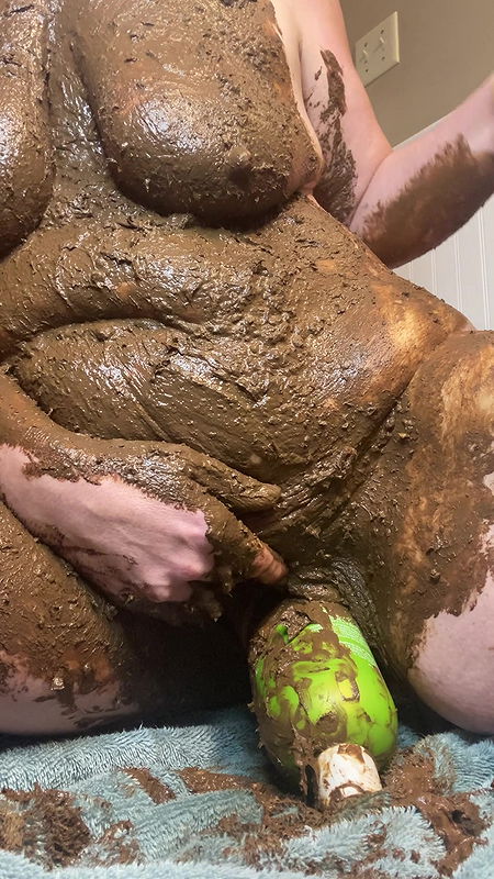 Allura Poop Covered fucking a Big bottle