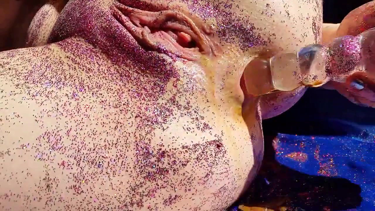 Anna Coprofield Glitter Pussy Milk and Pee