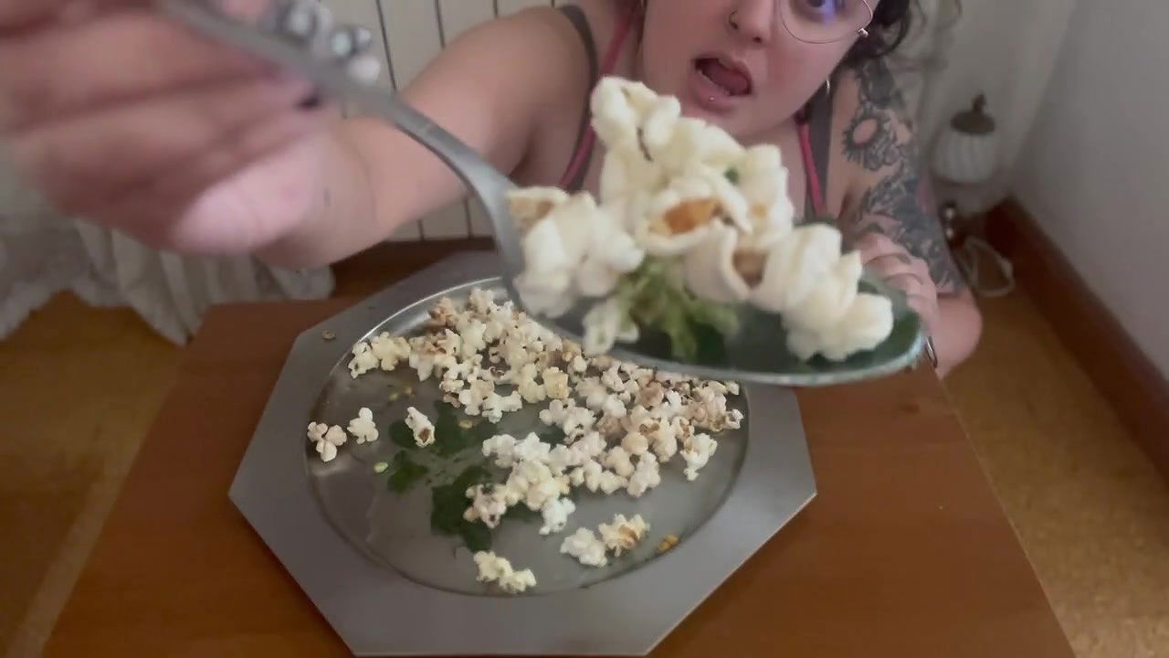 badkithy Oh my God I m so swollen I look pregnant