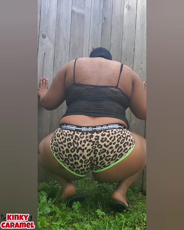 GoddessKinkyCaramel Revenge shitting in my neighbors yard