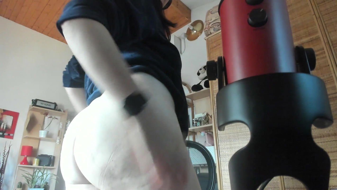 Nicolettaxxx Farts with Blue Yeti microphone