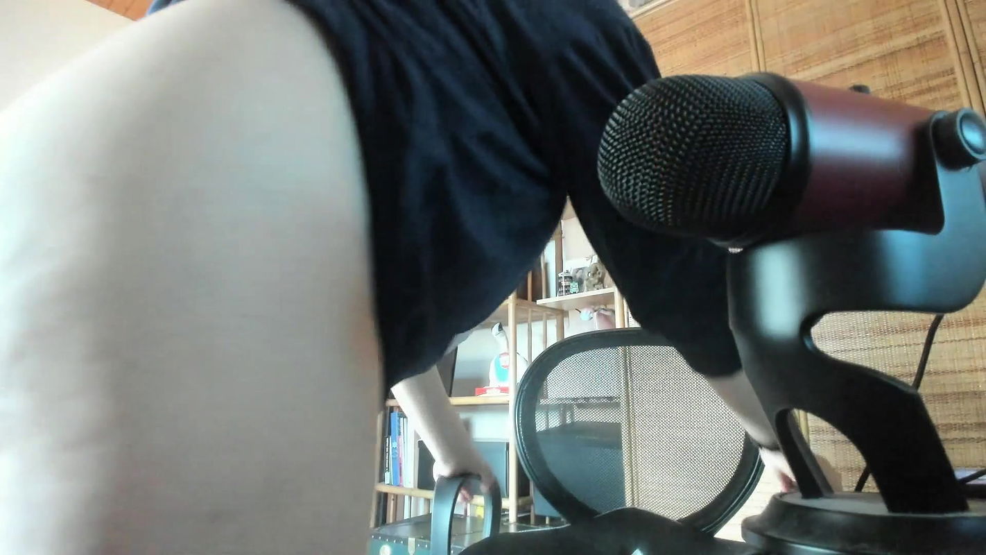 Nicolettaxxx Farts with Blue Yeti microphone