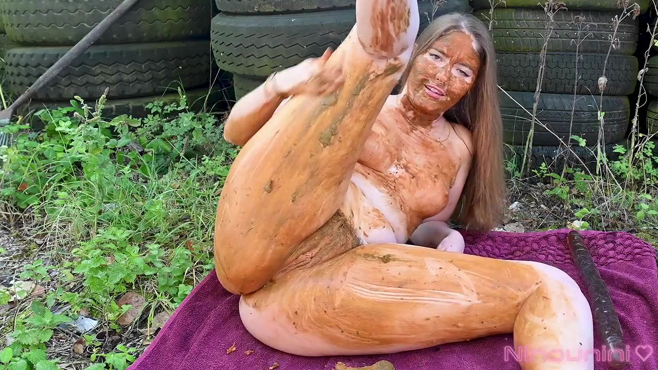 Ninounini SCAT IN THE GARAGE