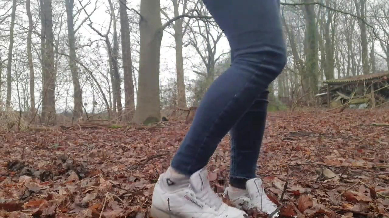 Versauteschnukkis Milf shits in the forest