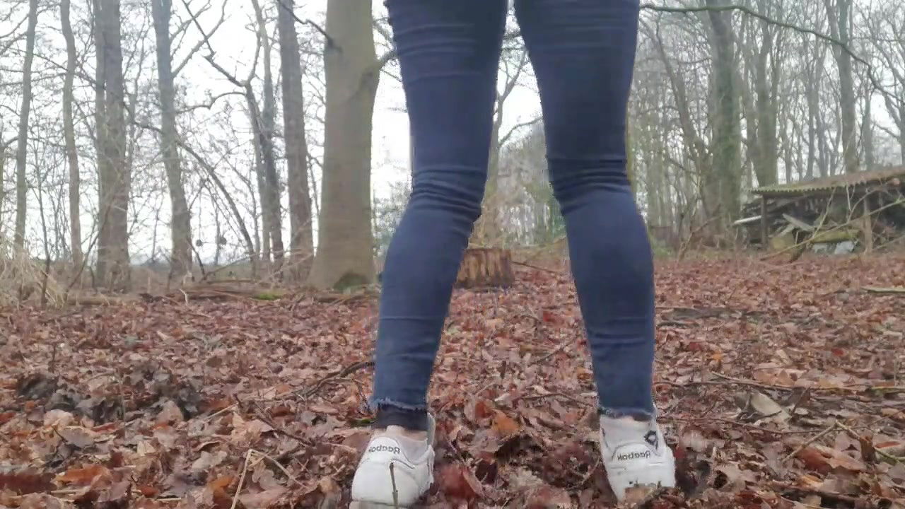 Versauteschnukkis Milf shits in the forest