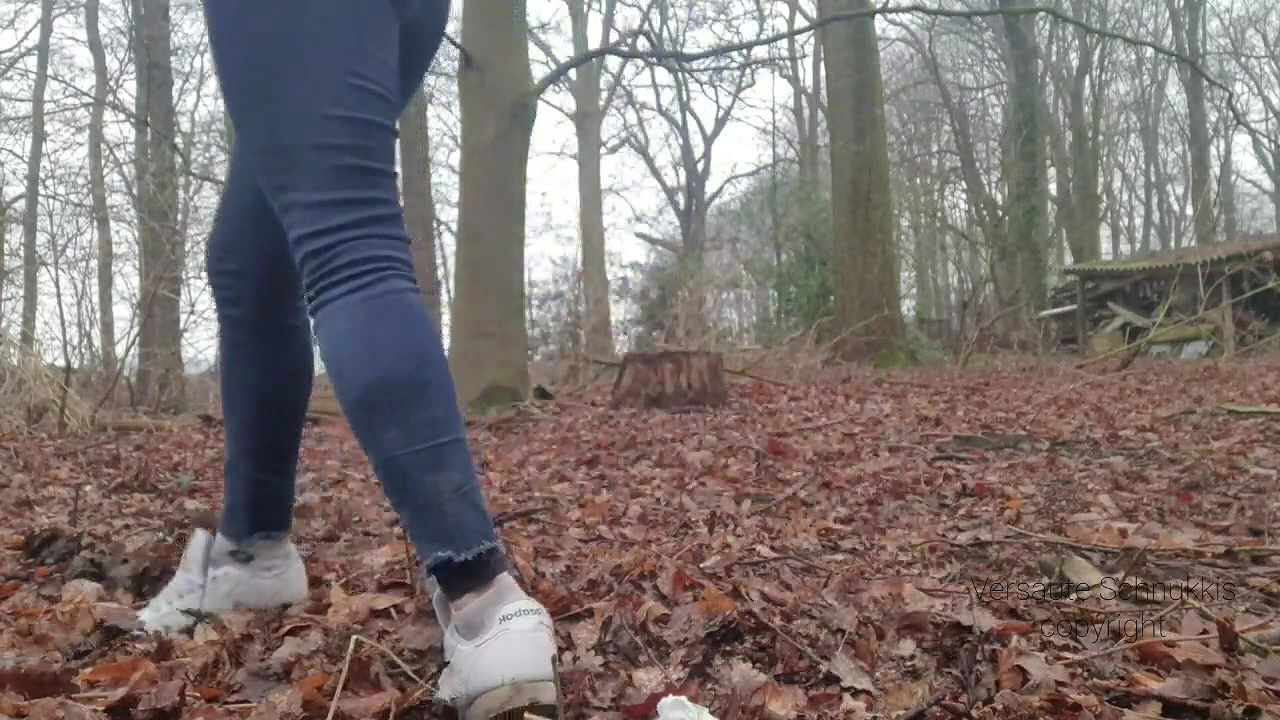 Versauteschnukkis Milf shits in the forest
