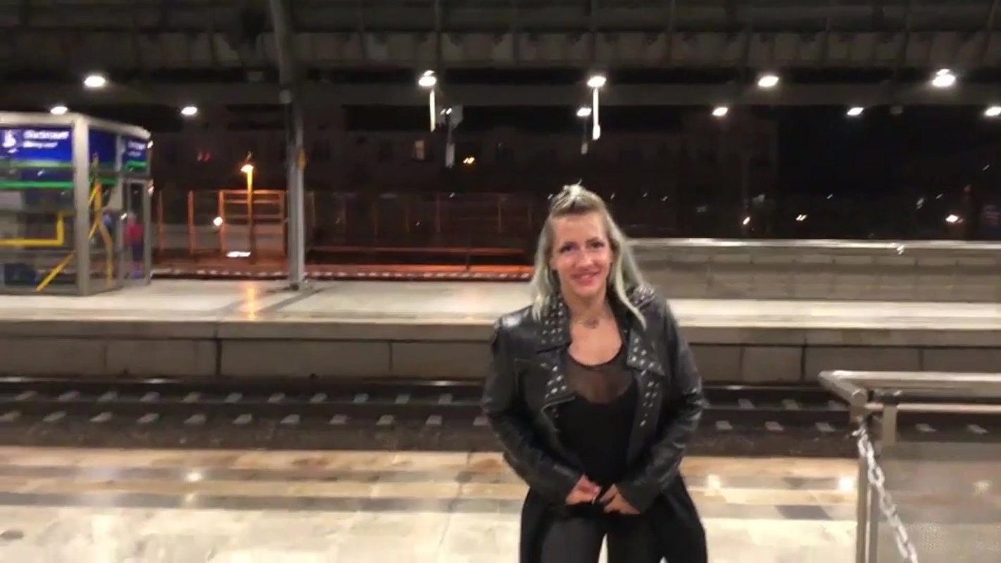 txXxSandy Pissinferno Am Bahnhof