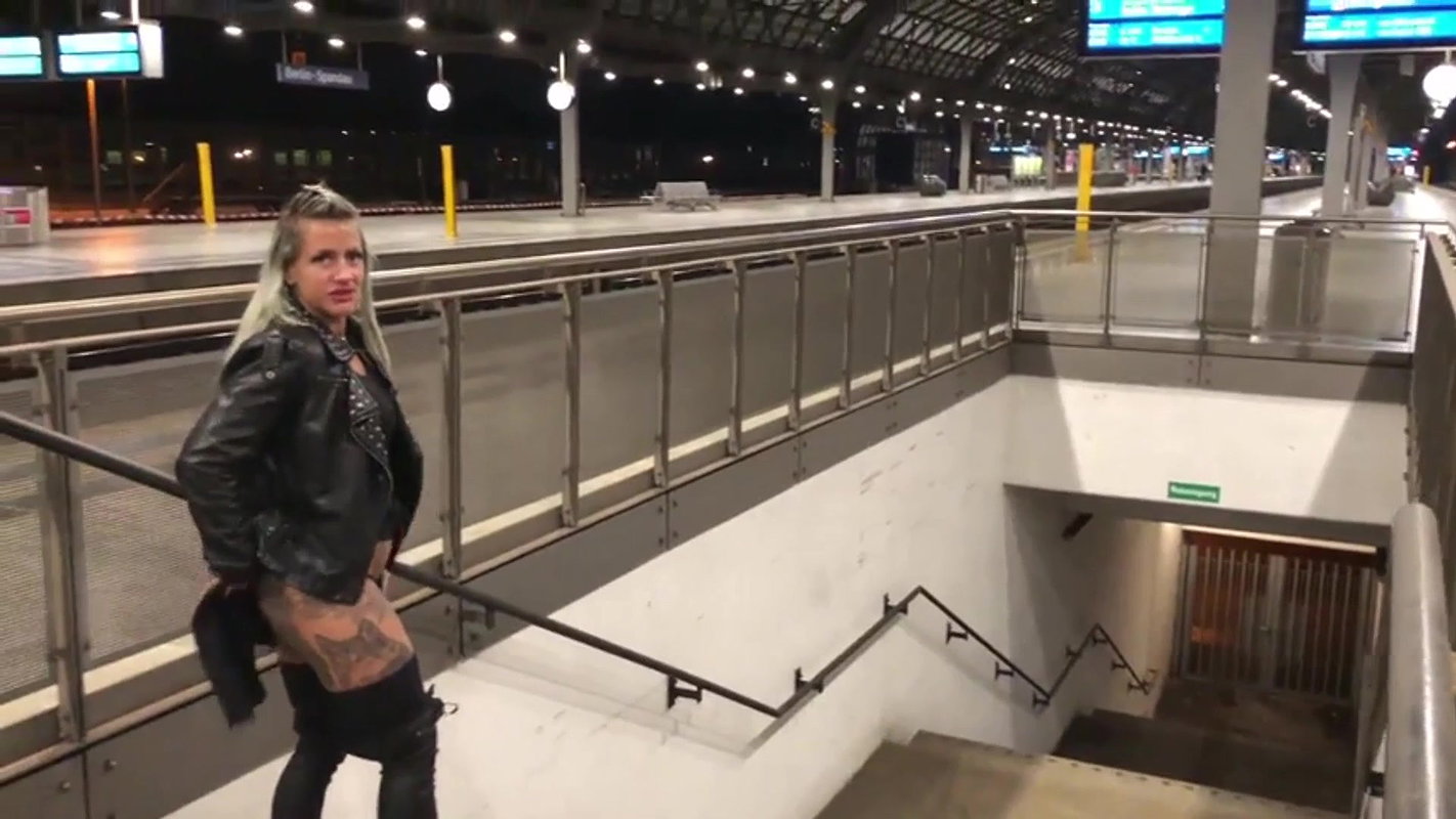 txXxSandy Pissinferno Am Bahnhof
