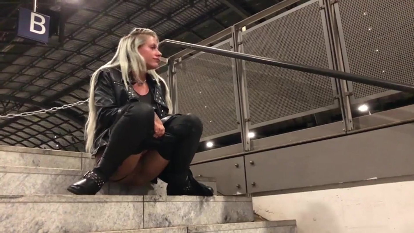txXxSandy Pissinferno Am Bahnhof