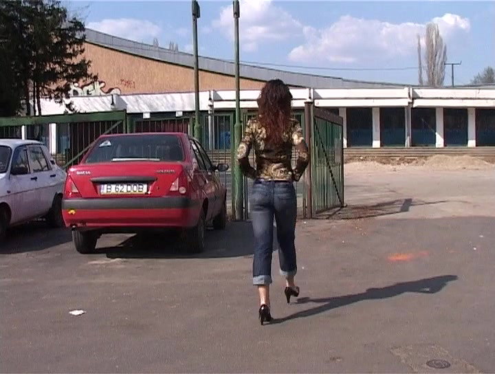 lo Pee Girls Alexa Black