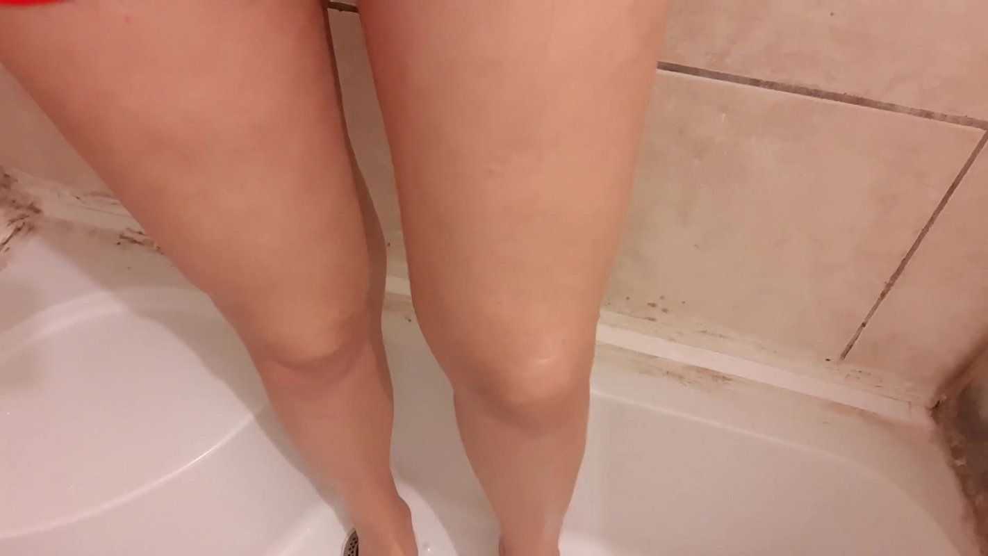LDEN SHOWER Female Pee Hole Close Up