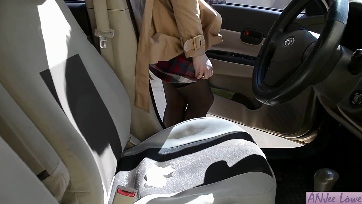 jee Lowe Random car peeing