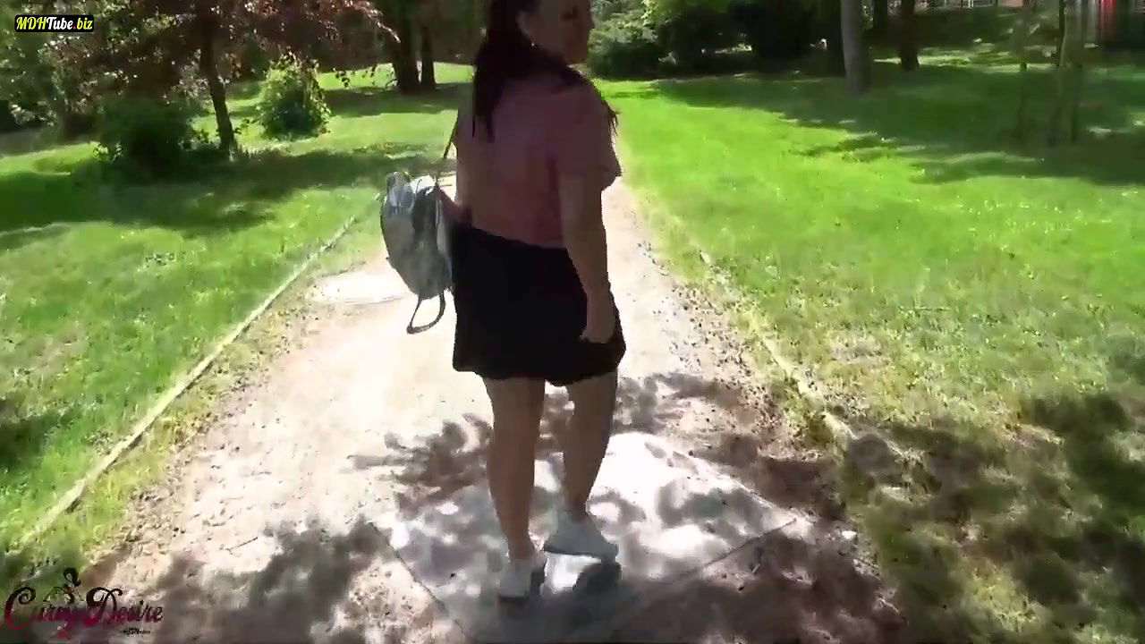 jaAmelia Riskanter Outdoor Squirt im Park