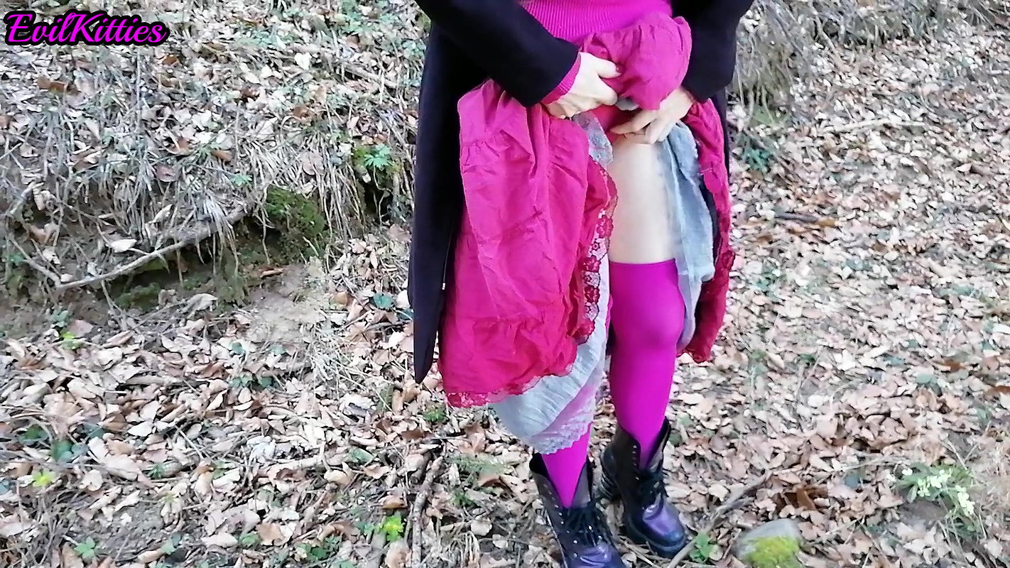 il Kitties Femdom Cute Brunette Peeing In The Forest