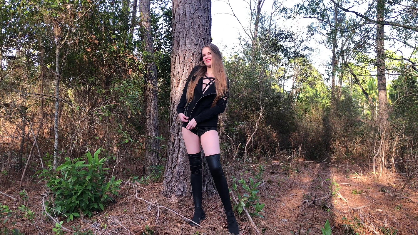 ddesslucy Hot public piss outdoors