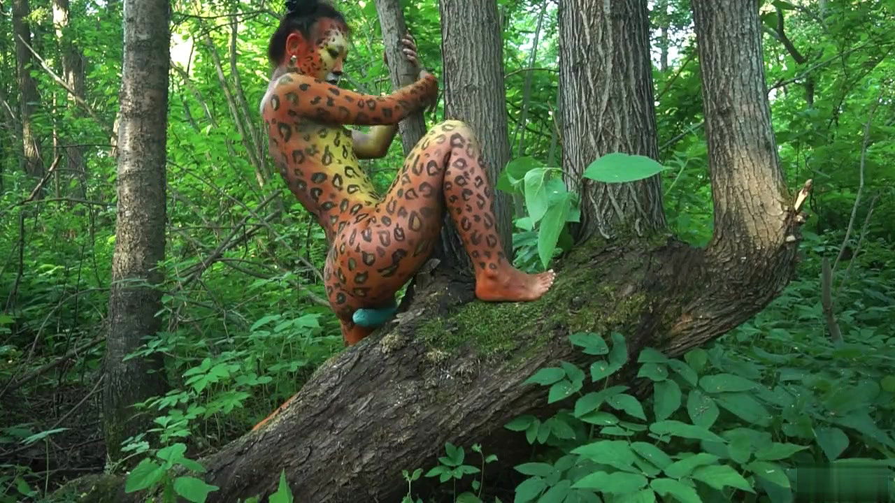 an In Tiger Bodypaint Pee