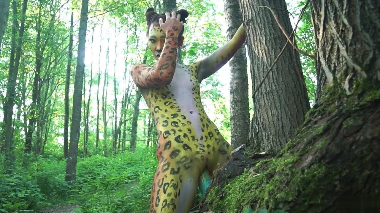 an In Tiger Bodypaint Pee