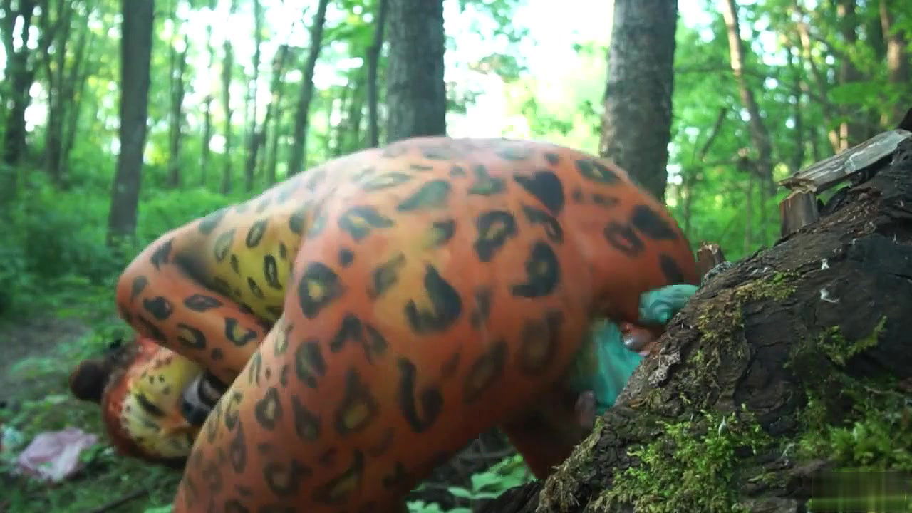 an In Tiger Bodypaint Pee