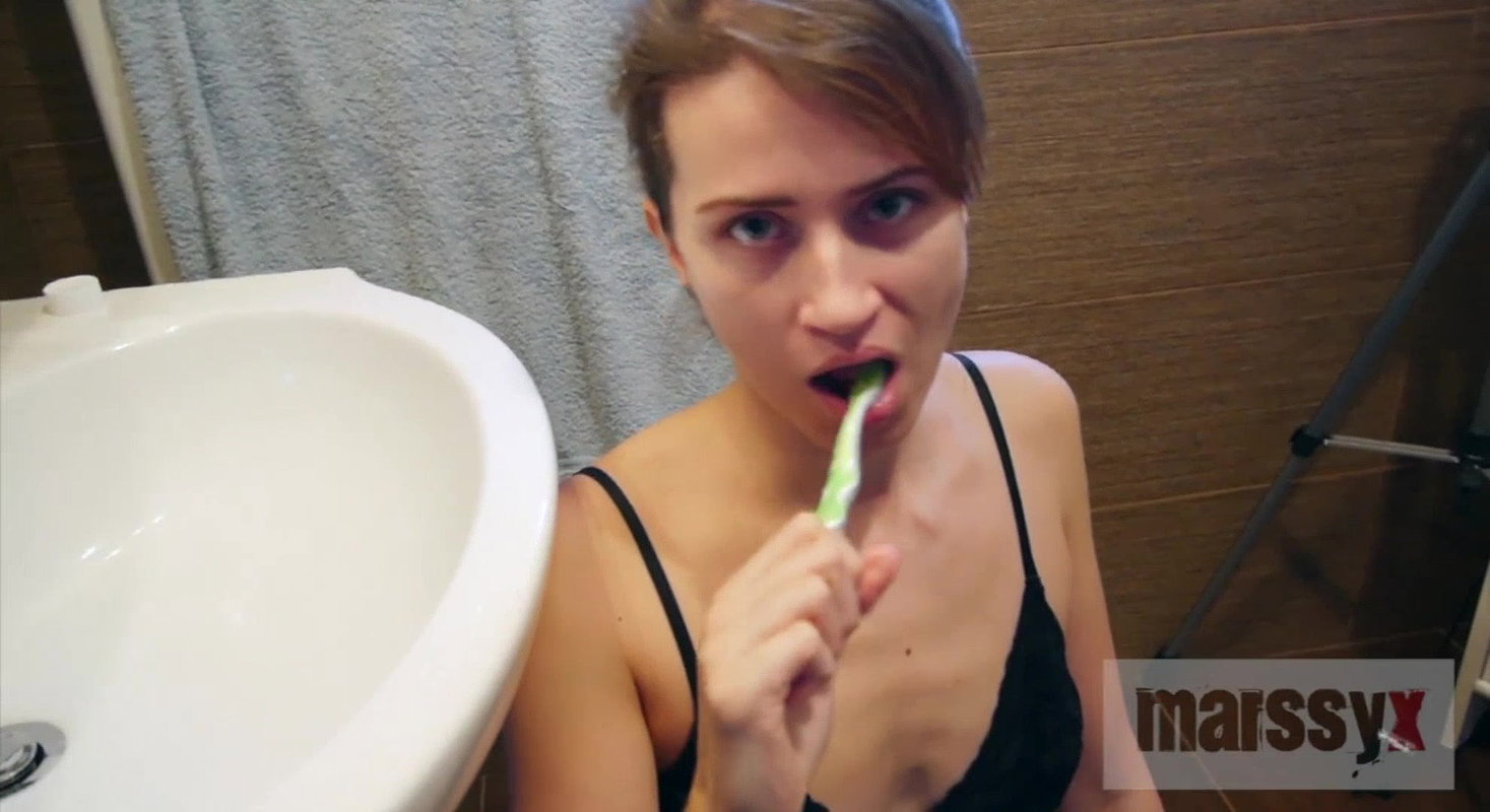 88MarssyX Tooth cleaning cum and piss