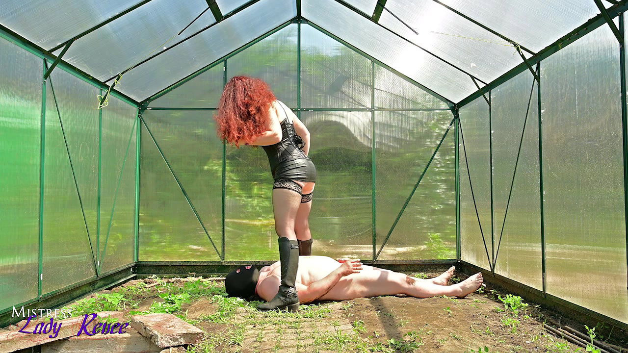 77MISTRESS LADY RENEE FACE SIT AND PISS