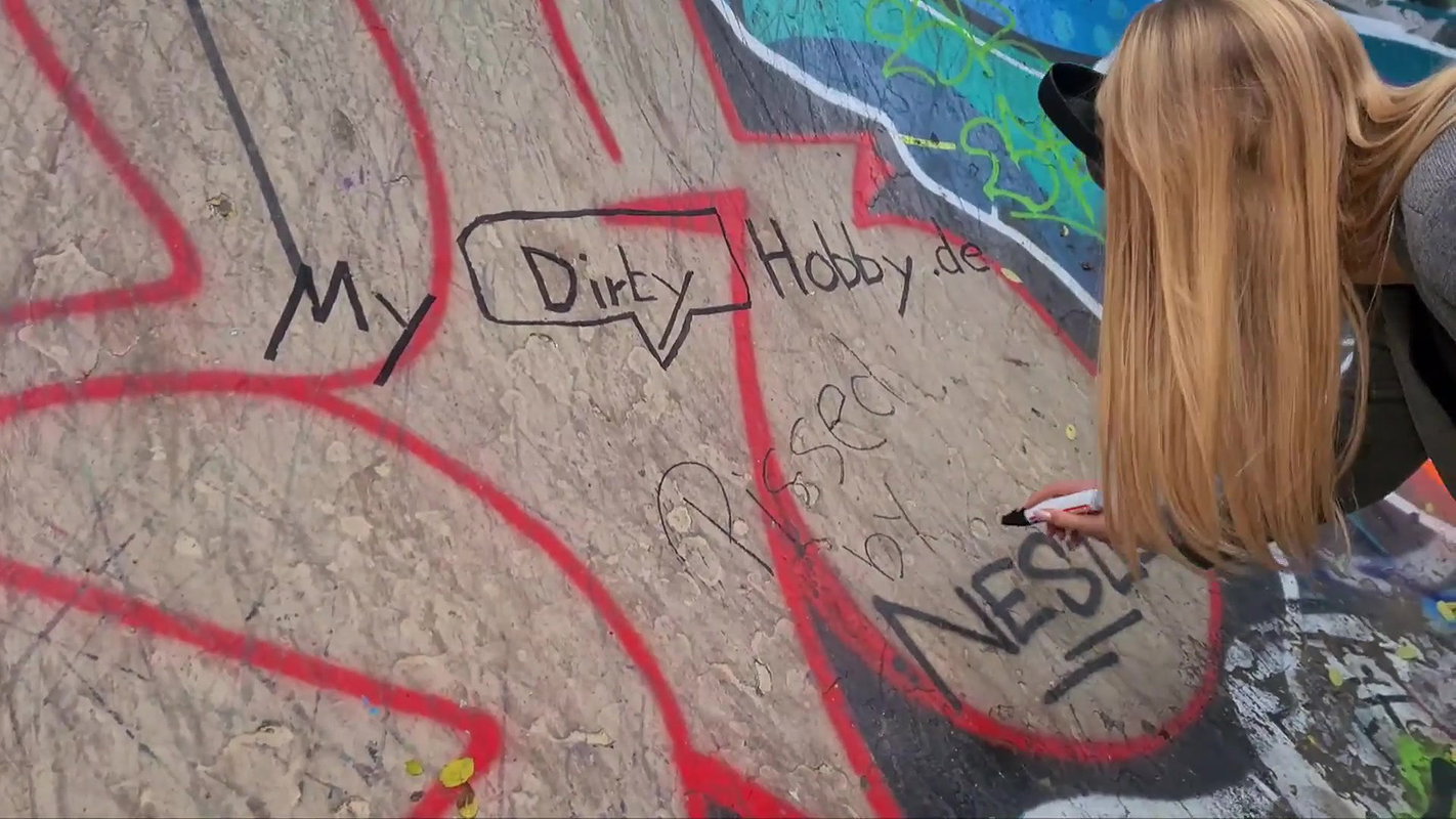 54NinaSkyOfficial Rote Flora Public Piss