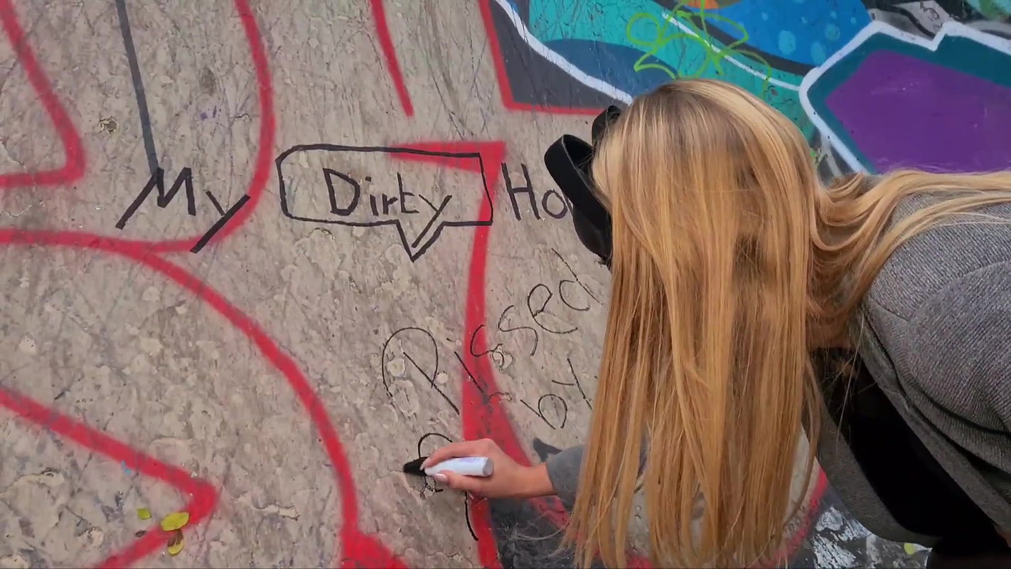 54NinaSkyOfficial Rote Flora Public Piss