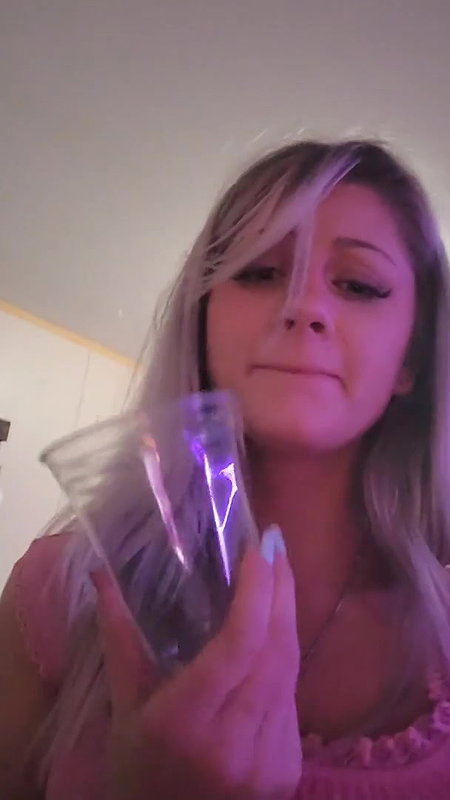 52Itstessarae Teen Desperately Peeing into Cup