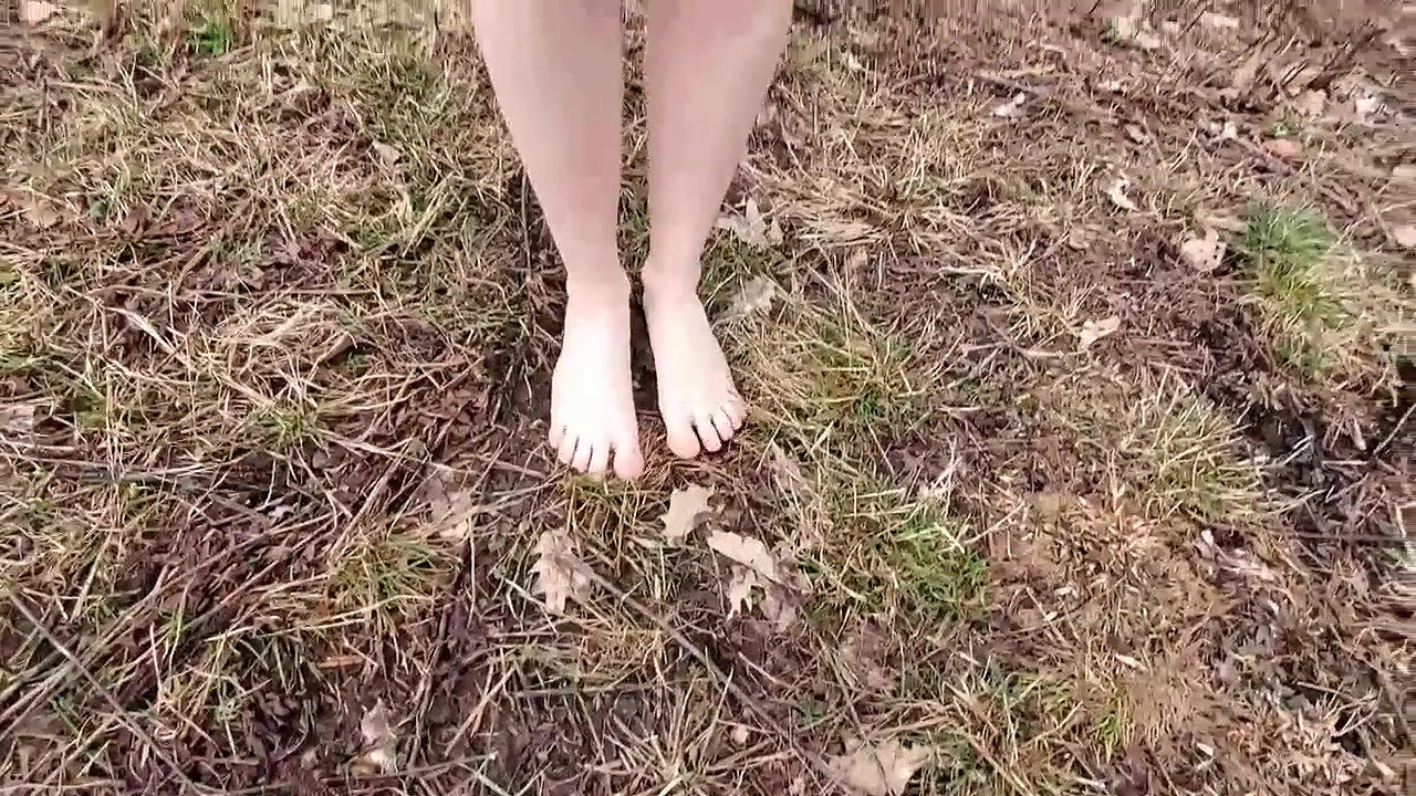 45Sarah Evans Drink her Pee in Public