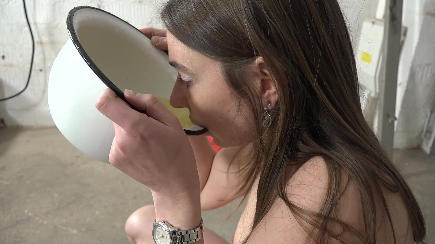 38Karina pee drinkingpissing