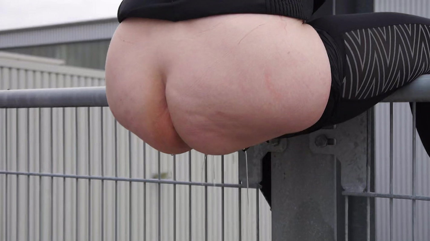 07Tessa noface Pee in public