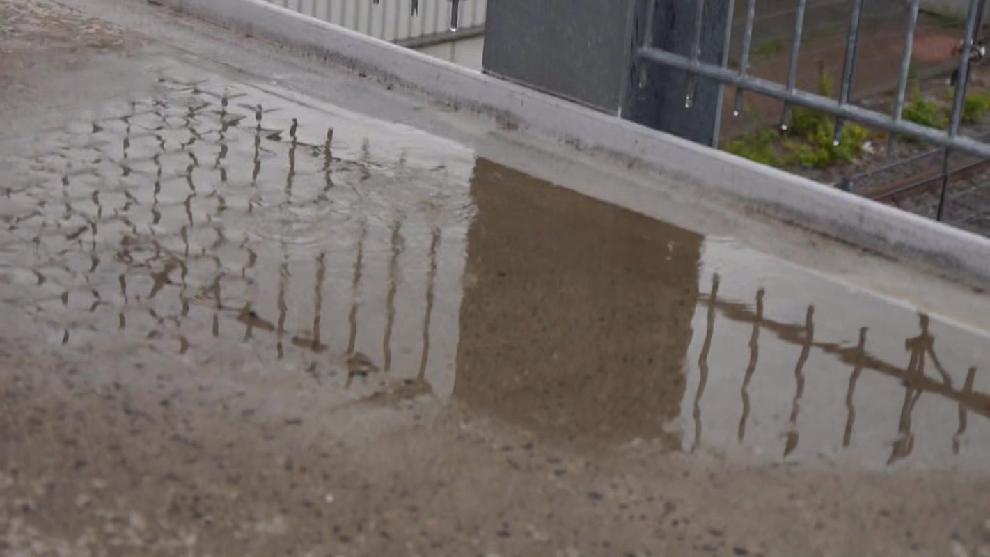 07Tessa noface Pee in public