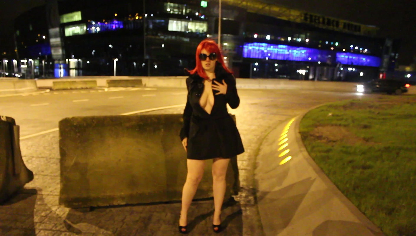 05Outdoor Party Pissing