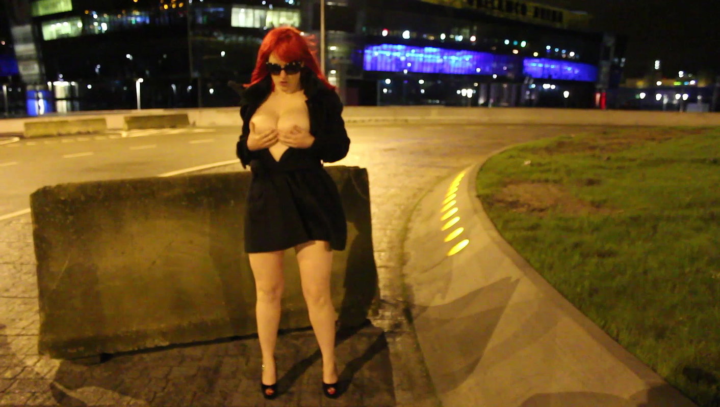 05Outdoor Party Pissing