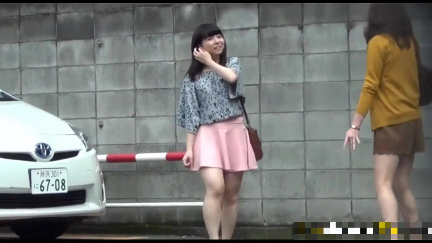 04Japanese babes squat and piss