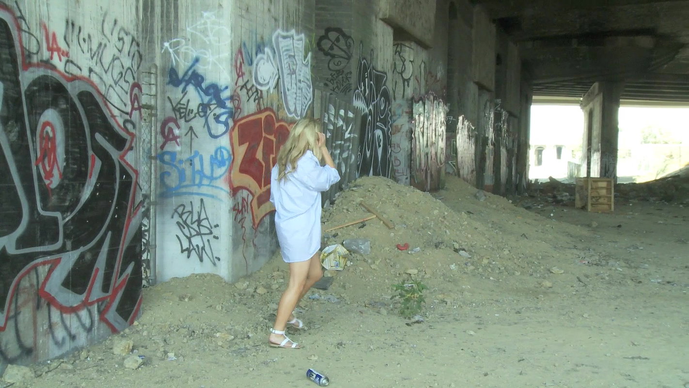 04Blonde sexy pissing girl outdoor