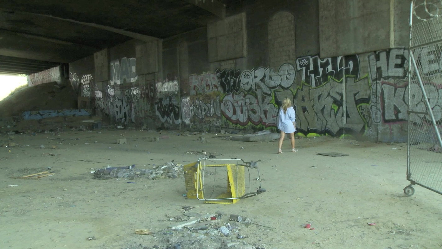 04Blonde sexy pissing girl outdoor