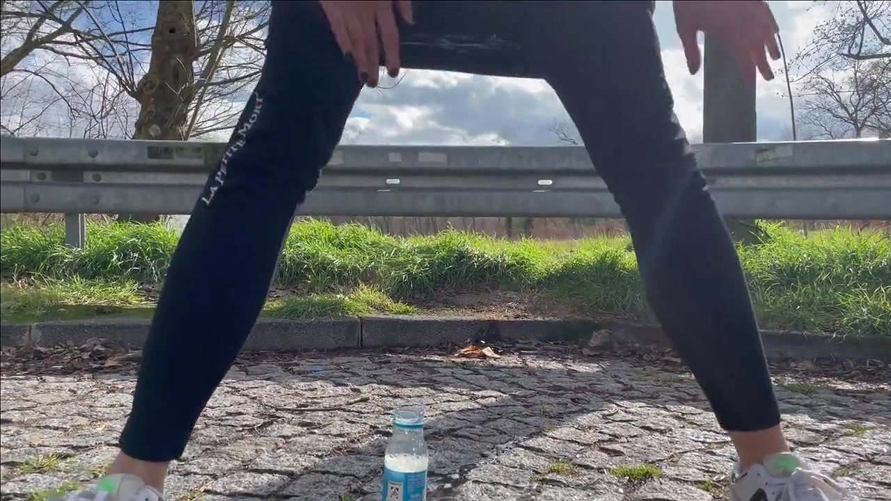 llydyson Meine Pisse auf einer Rastaette serviert