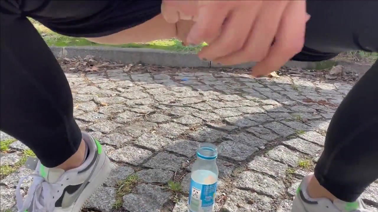 llydyson Meine Pisse auf einer Rastaette serviert