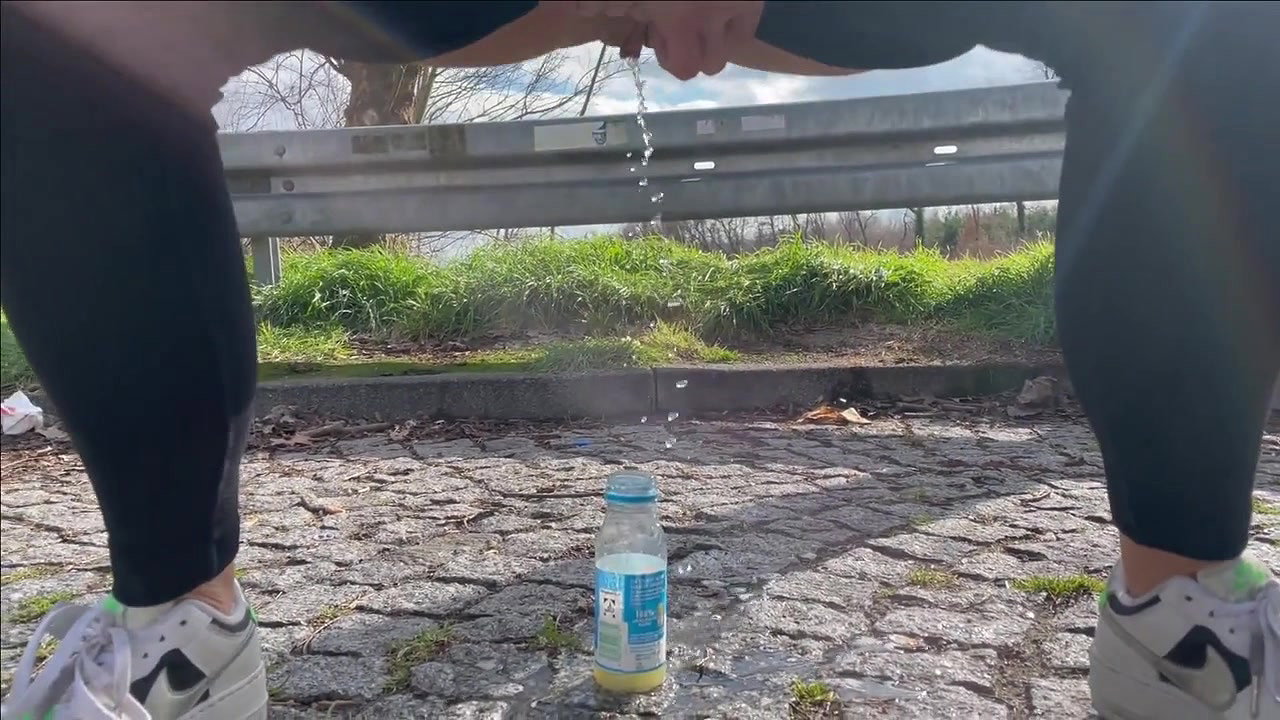 llydyson Meine Pisse auf einer Rastaette serviert